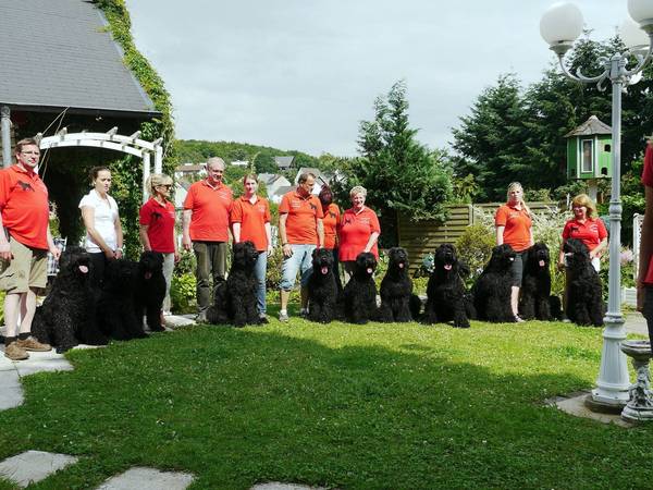 Sieben der insgesamt 8 „Welpen“ anlässlich eines Treffens am 30. Juni 2012 auf dem „Zarenhof“ (Ganz links „Opa“ Jaros, 6. von links „Oma“ Slata, „Papa“ Semjon und „Mama“ Alexa)